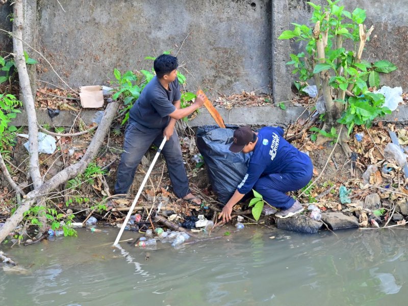 Perumda Air Minum Kota Makassar menggelar kerja bakti bersama di sepanjang saluran air baku di Jalan Abdul Dg Sirua, Makassar, Jumat (25/9/2026). @Jejakfakta/dok. Humas PDAM Makassar