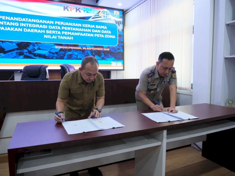 Perjanjian Kerja Sama (PKS) tentang integrasi data pertanahan dan data perpajakan daerah serta pemanfaatan Peta Zona Nilai Tanah oleh Kepala Bapenda Kabupaten Gowa, Indra Wahyudi Yusuf, dan Kepala BPN Kabupaten Gowa, Aksara Alif Raja, di Ruang Rapat Kantor Bapenda Kabupaten Gowa, Senin (28/9/2026). @Jejakfakta/dok. Humas Pemkab Gowa