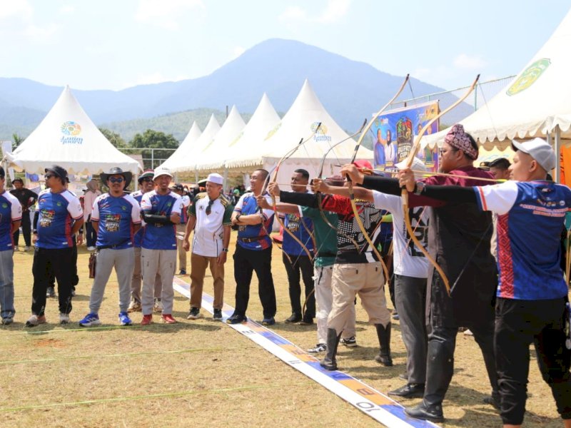 Bupati Luwu Timur, Irwan Bachri Syam, saat menghadiri sekaligus menyaksikan pelaksanaan Turnamen Panahan Tradisional Bupati Cup II Luwu Timur yang mengusung tema &ldquo;Satu Bidikan, Satu Tekad, Menuju Juara&rdquo; di Lapangan Puncak Indah, Kecamatan Malili, Ahad (30/8/2026). @Jejakfakta/dok. Humas Pemkab Lutim