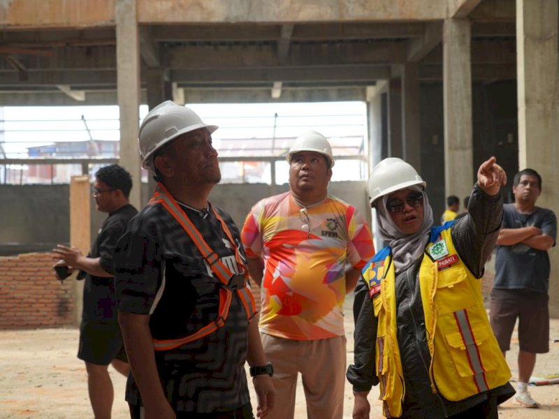 Bupati Luwu Timur, Irwan Bachri Syam, bersama Wakil Bupati Luwu Timur, Hj. Puspawati Husler, meninjau langsung progres pembangunan Pasar Modern Tahap III di Kecamatan Tomoni, Sabtu (29/8/2026). @Jejakfakta/dok. Humas Pemkab Lutim