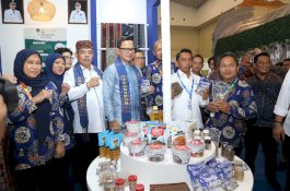 Kunjungi Stand Lutim, Wamendagri Bima Arya Tertarik dengan Dange Juara