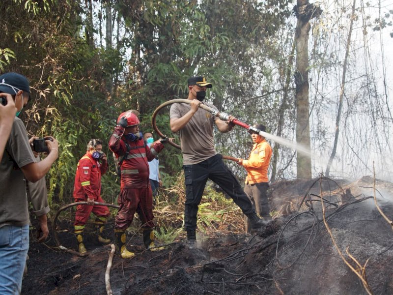 BPBD Luwu Timur bersama tim gabungan melakukan pemadaman karhutla di Desa Puncak Indah, Malili, Kamis (27/8/2026). @Jejakfakta/dok. IST.