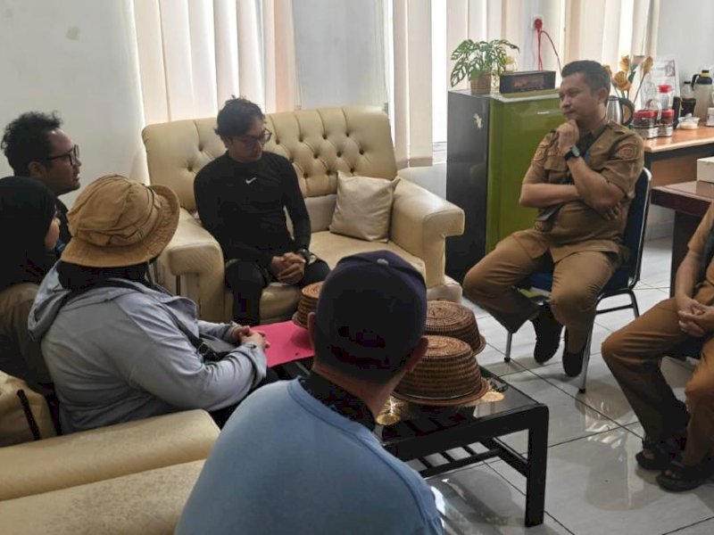 Kunjungan Tim Pusat Riset Sistem Biota, Badan Riset dan Inovasi Nasional (BRIN), ke Dinas Lingkungan Hidup (DLH) Kabupaten Luwu Timur untuk berkoordinasi terkait pelaksanaan riset konservasi fauna akuatik endemik di Sistem Danau Malili, Selasa (11/8/2026). @Jejakfakta/dok. IST.