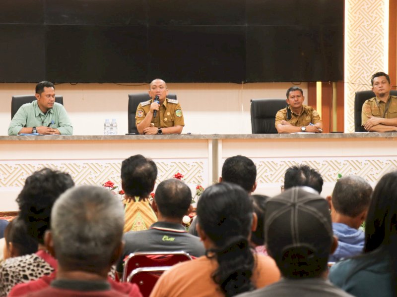 Bupati Luwu Timur, Irwan Bachri Syam, bergerak cepat merespons aksi demonstrasi masyarakat dengan memimpin dua rapat mediasi bersama pihak-pihak terkait, Senin (28/9/2026). @Jejakfakta/dok. Humas Pemkab Lutim