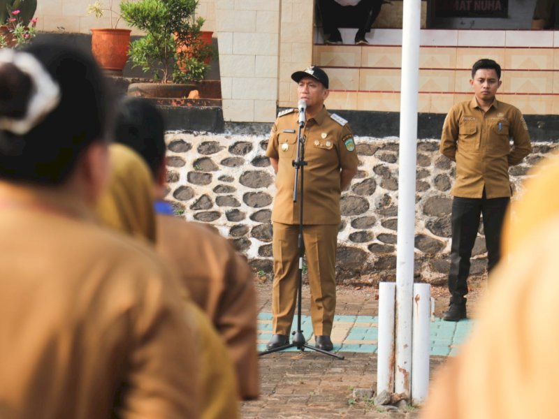 Bupati Luwu Timur, Irwan Bachri Syam, saat memimpin Apel Pagi di Halaman Kantor Camat Nuha, Senin (28/9/2026). @Jejakfakta/dok. Humas Pemkab Lutim