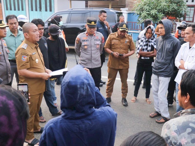 Bupati Luwu Timur, Irwan Bachri Syam, turun langsung memediasi aksi penutupan akses jalan oleh warga di dua titik lokasi berbeda pada Senin (28/9/2026). @Jejakfakta/dok. Humas Pemkab Lutim