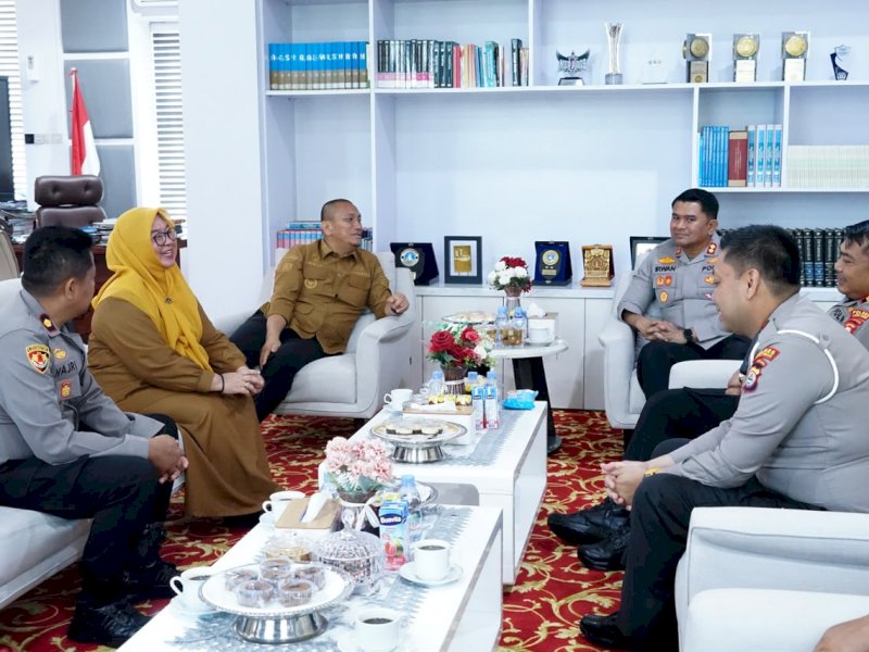 Bupati Irwan Bachri Syam bersama Wakil Bupati Hj. Puspawati Husler menerima kunjungan silaturahmi Kapolres Luwu Timur, AKBP Irwan Kurnadi, Selasa (29/09/2026). @Jejakfakta/dok. Humas Pemkab Lutim