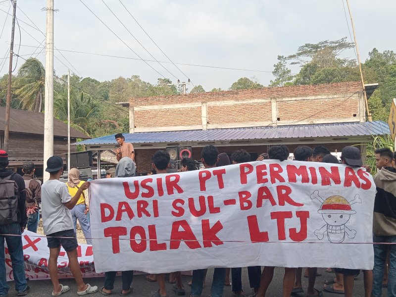 Aksi warga Desa Takandeang, Kecamatan Tapalang, Kabupaten Mamuju, Sulawesi Barat, sekaligus deklarasi penolakan terhadap aktivitas eksplorasi logam tanah jarang (LTJ) yang dilakukan PT Perusahaan Mineral Nasional (Perminas), Rabu (30/9/2026). @Jejakfakta/dok. LAWAN