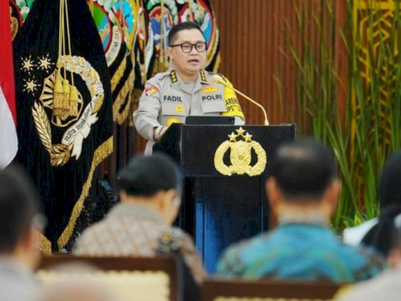 Presiden RI Prabowo Subianto resmi melantik Komjen (Purn) Mohammad Fadil Imran sebagai Wakil Kepala Badan Otorita Pengelola Pantai Utara Jawa (BOPPJ), Kamis (1/10). (Dok. Polri)
