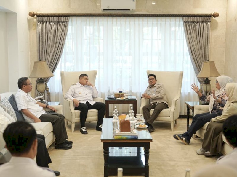 Kepala Pusat Pengendalian Lingkungan Hidup Sulawesi dan Maluku (Pusdal LH Suma), Dr. Azri Rasul, saat menghadiri rapat bersama Wali Kota Makassar Munafri Arifuddin terkait rencana revitalisasi kanal menjadi destinasi wisata baru di Rumah Jabatan Wali Kota Makassar, Rabu (30/9/2026). @Jejakfakta/dok. Humas Pemkot Makassar