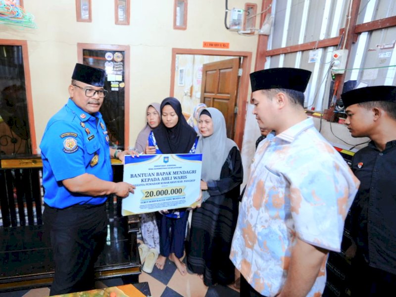 Dirjen Bina Administrasi Kewilayahan Kementerian Dalam Negeri, Safrizal, mengunjungi rumah duka tiga petugas Pemadam Kebakaran (Damkar) Pangkep, didampingi Bupati Kabupaten Pangkep, Muhammad Yusran Lalogau, Kamis, (1/10/2026). @jejakfaktacom/Humas Pemda Pangkep.