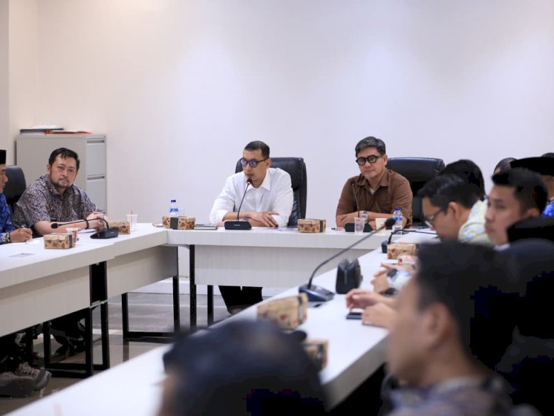 Rapat koordinasi pemanfaatan fasilitas umum (fasum) dan fasilitas sosial (fasos) sebagai kantong parkir di Ruang Rapat Sekretaris Daerah (Sekda) Kantor Balai Kota Makassar, Kamis (1/10/2026). @Jejakfakta/dok. Humas Pemkot Makassar