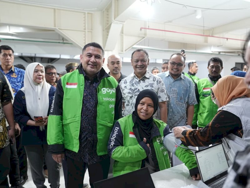 Wali Kota Makassar, Munafri Arifuddin, menyapa langsung para mitra pengemudi Gojek dalam kegiatan Program Cek Kesehatan Gratis (CKG) Gojek yang berlangsung di Nipah Mall, Jalan Urip Sumoharjo, Makassar, Kamis (1/10/2026). @Jejakfakta/dok. Humas Pemkot Makassar