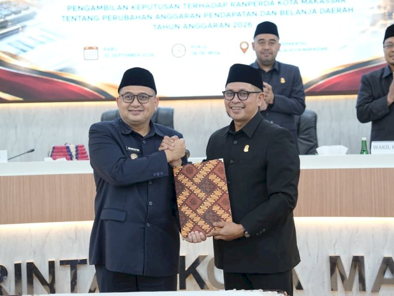 Ketua DPRD Kota Makassar, Supratman, bersama Wali Kota Makassar Munafri Arifuddin, usai mengesahkan Anggaran Pendapatan dan Belanja Daerah (APBD) Perubahan Tahun Anggaran 2026 sebesar Rp5,26 triliun, dalam Rapat Paripurna Kedelapan Masa Persidangan Pertama Tahun Sidang 2026/2027 di Aula Sipakatau, Balai Kota Makassar, Rabu (30/9/2026). @Jejakfakta/dok. IST.