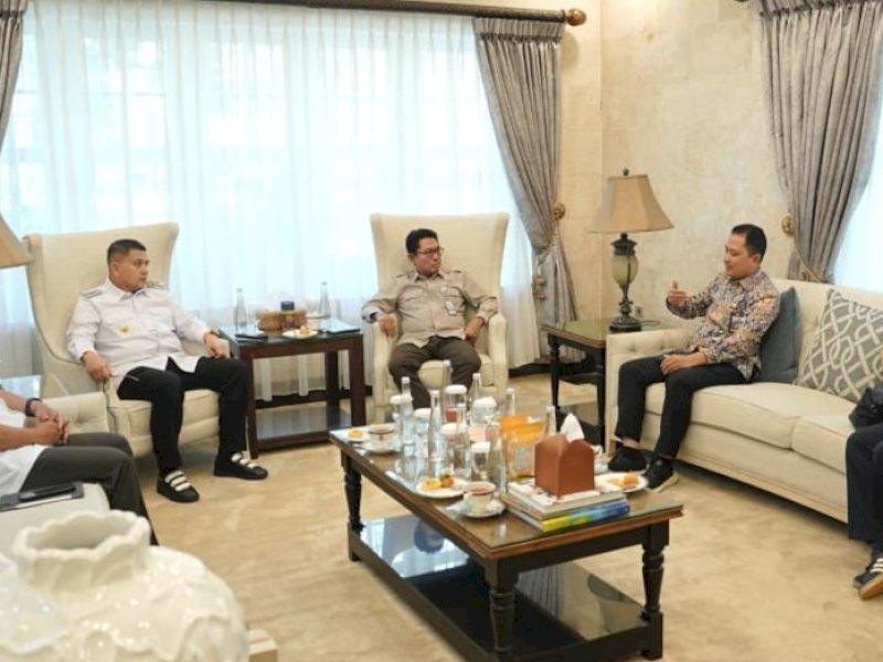 Kepala Pusat Pengendalian Lingkungan Hidup (Pusdal LH) Wilayah Sulawesi dan Maluku (Suma), Azri Rasul, saat bertemu dengan Wali Kota Makassar di Rumah Jabatan (Rujab) Wali Kota Makassar, Rabu (30/9/2026). Diskusi inisiatif kolaboratif revitalisasi Kanal Panampu di kawasan Masjid Al-Markaz Al-Islami. @Jejakfakta/dok. Humas Pemkot Makassar