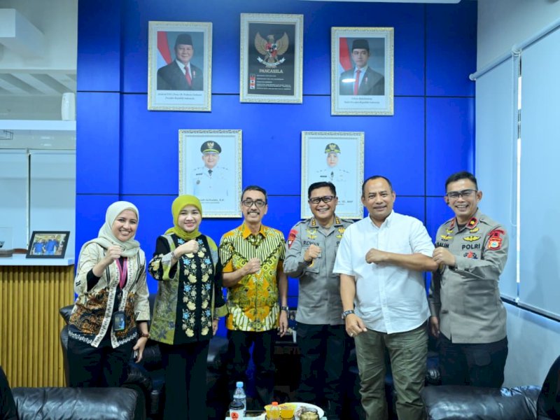  Plt Direktur Utama Perumda Air Minum Kota Makassar Andi Syahrum bersama Plt Direktur Keuangan Perumda Air Minum Kota Makassar Wirda Fauzah Madjid menerima kunjungan Dansat Brimob Polda Sulsel Kombes Pol. Muhammad Ridwan, S.I.K., M.H., bersama rombongan di ruang kerjanya, Kantor Perumda Air Minum Kota Makassar, Jalan Ratulangi Nomor 3, Makassar, Kamis (1/10/2026). @Jejakfakta/dok. IST.