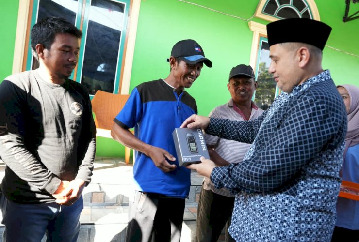 Sapa Warga Pulau Terluar, Munafri Serahkan Bantuan GPS untuk 143 Nelayan Lumu-lumu