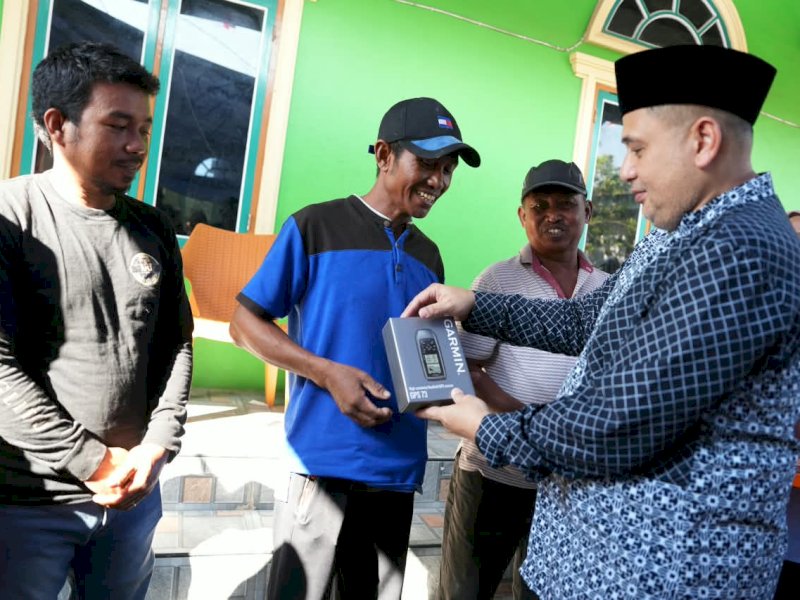 Wali Kota Makassar, Munafri Arifuddin, menyerahkan bantuan alat navigasi Global Positioning System (GPS) kepada 14 kelompok nelayan dengan total 143 orang penerima manfaat saat mengunjungi Pulau Lumu-lumu, Kecamatan Kepulauan Sangkarrang, Jumat (2/10/2026). @Jejakfakta/dok. Humas Pemkot Makassar
