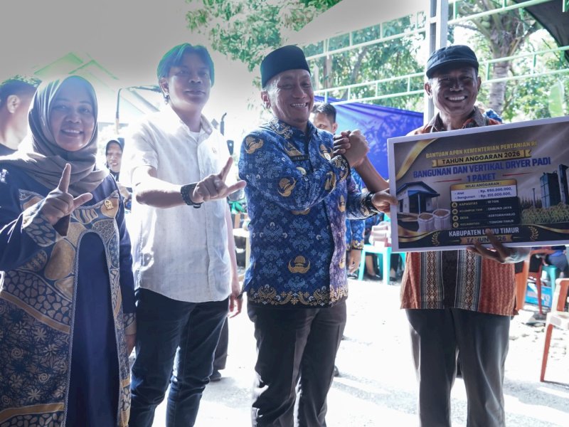 Bupati Luwu Timur, Irwan Bachri Syam, menyerahkan bantuan Alat dan Mesin Pertanian (Alsintan) senilai Rp3.370.207.000 kepada Kelompok Tani GK Karya Panca Bhakti sebagai bagian dari upaya mendukung peningkatan produktivitas dan kesejahteraan petani secara simbolis di Desa Kertoraharjo, Kecamatan Tomoni Timur, Kamis (1/10/2026). @Jejakfakta/dok. Humas Pemkab Lutim