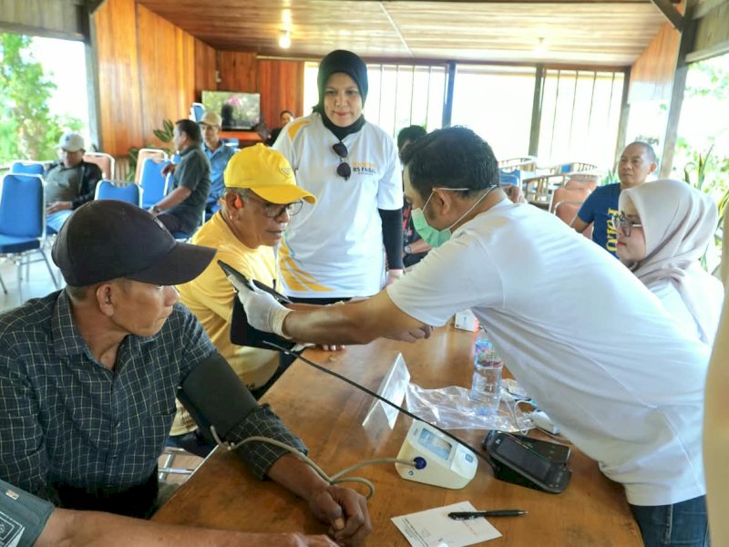 Wakil Ketua Bidang Perempuan DPD I Partai Golkar Sulsel sekaligus Ketua KPPG Sulsel, dr. Salwa Mochtar, MARS bersama Ketua DPD I Partai Golkar Sulsel, saat menggelar bakti sosial kesehatan di Kabupaten Kepulauan Selayar, Sabtu (3/10/2026). @Jejakfakta/Erwin Ijarta
