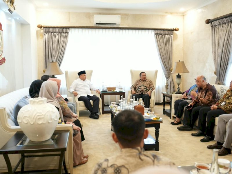 Direktur Jenderal Kesehatan Lanjutan Kementerian Kesehatan, Azhar Jaya, saat bertemu Wali Kota Makassar Munafri Arifuddin di Rumah Jabatan Wali Kota Makassar, Jumat (2/10/2026). @Jejakfakta/dok. Humas Pemkot Makassar