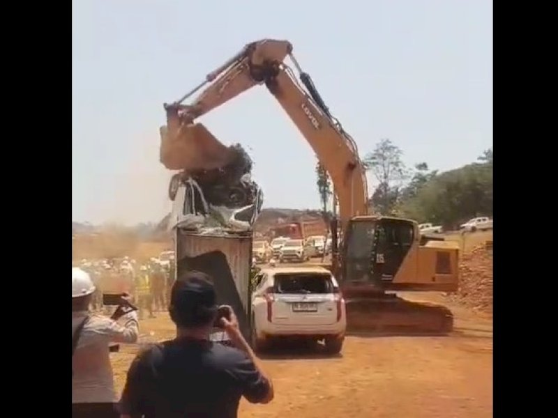 Keluhan warga terhadap debu dari aktivitas pengangkutan material PT Astima Konstruksi (Askon) di Desa Matarape, Kecamatan Sombori Kepulauan, Kabupaten Morowali, Sulawesi Tengah, berujung kericuhan pada Jumat (2/10/2026). @Jejakfakta/dok. Tangkapan Layar Video