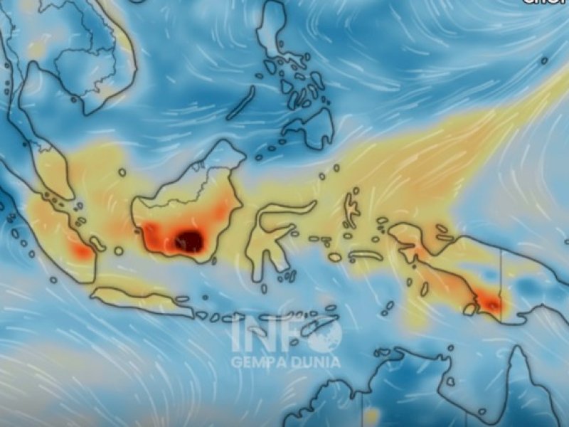 Sebaran asap kebakaran hutan dan lahan (karhutla) di sejumlah wilayah Indonesia terlihat semakin luas pada Minggu (4/10/2026).  Salah satu faktor yang berpotensi memengaruhi pola pergerakan asap adalah aktivitas Topan Choi-wan di kawasan Pasifik Barat. @Jejakfakta/dok. Info Gempa Dunia