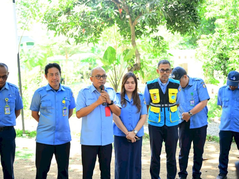 Plt Direktur Umum Perumda Air Minum Kota Makassar, Andi Taufiq Aris, saat memimpin kegiatan penagihan serentak di seluruh wilayah pelayanan, Senin (5/10/2026). @Jejakfakta/dok. Humas PDAM Makassar