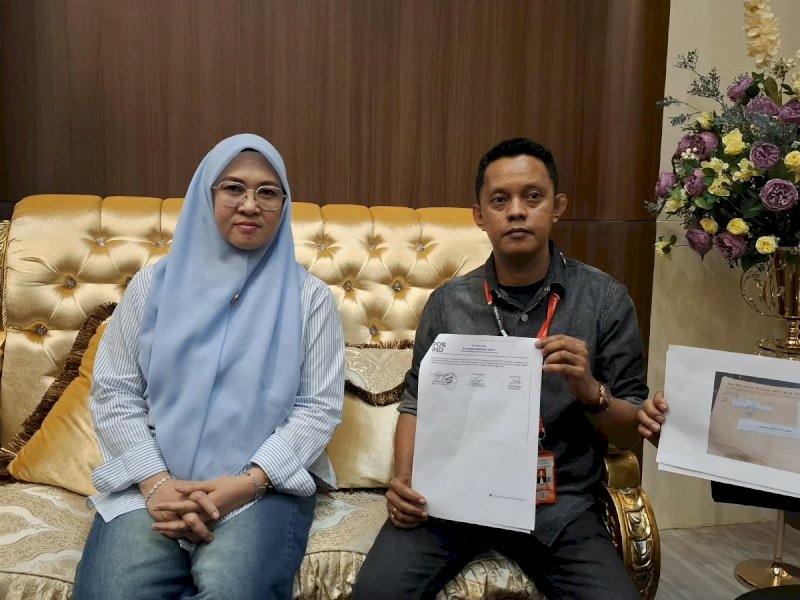 Bupati Gowa, Sitti Husniah Talenrang bersama kuasa hukumnya, Adhi Bintang, saat memberikan keterangan pers, Minggu (4/10/2026). Husniah mencurigai adanya tindakan sabotase terkait surat Mahkamah Agung (MA) yang ditujukan kepadanya. @Jejakfakta/Samsir Romk