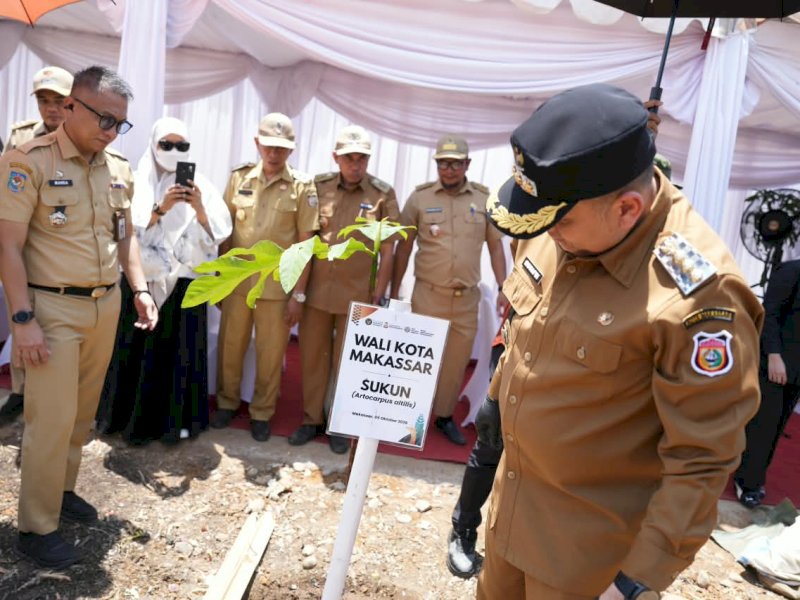 Wali Kota Makassar Munafri Arifuddin, saat melakukan  penanaman ratusan bibit pohon di kawasan TPA Tamangapa bersama Badan Karantina Indonesia Balai Besar Karantina Hewan, Ikan, dan Tumbuhan Sulawesi Selatan, Senin (5/10/2026). @Jejakfakta/dok. Humas Pemkot Makassar