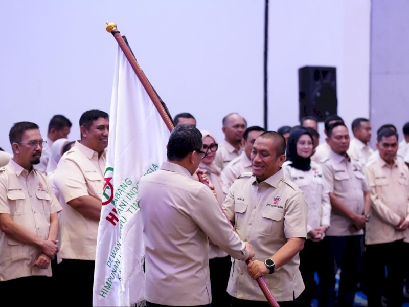 Bupati Luwu Timur, Irwan Bachri Syam, resmi dilantik menjadi Ketua Dewan Pimpinan Cabang (DPC) Himpunan Kerukunan Tani Indonesia (HKTI) Kabupaten Luwu Timur, di Hotel Four Points by Sheraton Makassar, Ahad (4/10/2026). @Jejakfakta/dok. Humas Pemkab Lutim