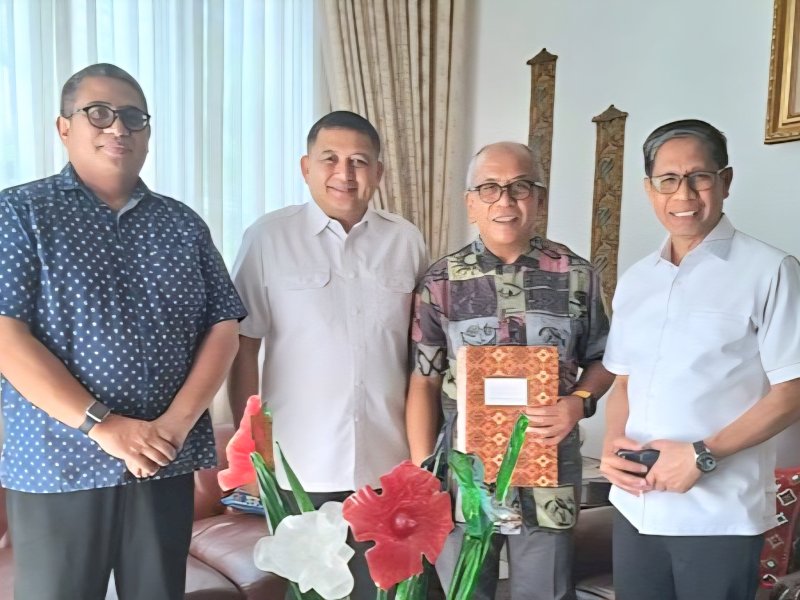 Appi menyerahkan Surat pengunduran diri di kediaman pribadi IAS, Jl Batu Putih Bundar, Senin pagi (5/10/2026). @jejakfaktacom/Ist.