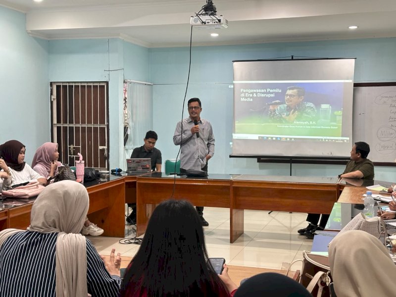 Koordinator Divisi Humas dan Data Informasi Bawaslu Provinsi Sulawesi Selatan, Alamsyah, saat membawakan kuliah umum sebagai praktisi di Fakultas Ilmu Sosial dan Ilmu Politik (FISIP) Universitas Hasanuddin (Unhas), Makassar, Senin (5/10/2026). @Jejakfakta/dok. IST.