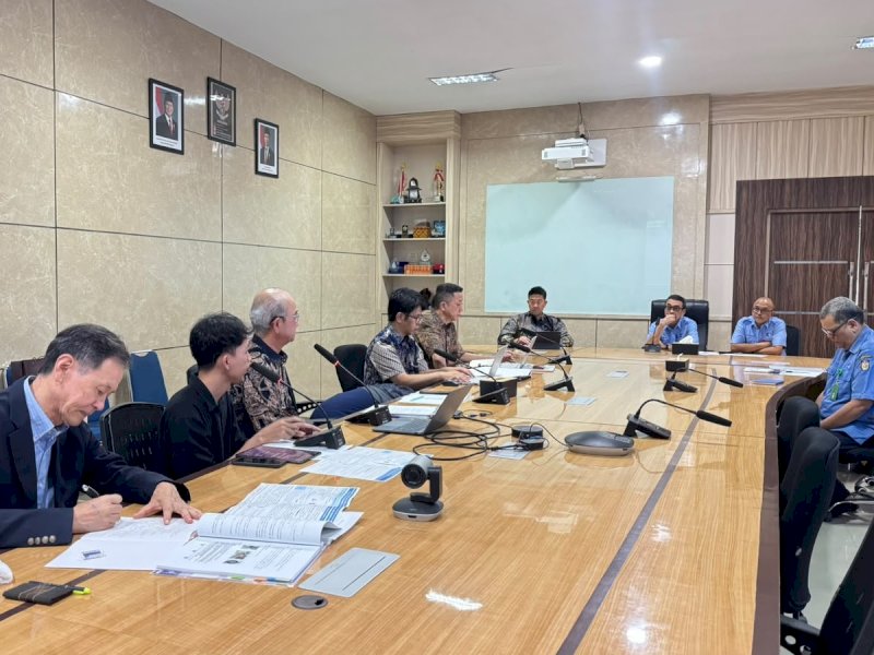 Plt Direktur Utama Perumda Air Minum Kota Makassar Andi Syahrum bersama Plt Direktur Umum Andi Taufiq Aris, didampingi sejumlah pejabat struktural Perumda Air Minum Kota Makassar, saat menerima kunjungan delegasi Kawasaki City, Jepang, bersama Suido Technical Service Co., Ltd. (STS) di ruang rapat direksi Kantor Perumda Air Minum Kota Makassar, Jalan Ratulangi, Senin (5/10/2026). @Jejakfakta/dok. Humas PDAM Makassar