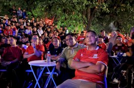 Dispora Makassar Sulap Halaman Balai Kota Jadi Stadion Mini, Warga Nobar Final ASEAN Cup