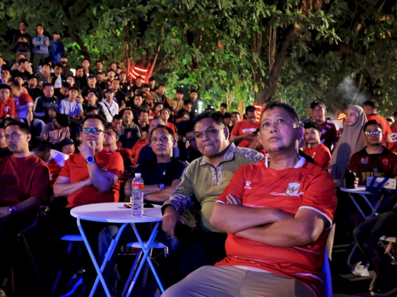 Kepala Dinas Pemuda dan Olahraga (Dispora), Syamsul Bahri. saat nonton bareng (nobar) final FIFA ASEAN Cup 2026 antara Timnas Indonesia dan Thailand di halaman Kantor Wali Kota Makassar, Senin (5/10/2026) malam. @Jejakfakta/IST.