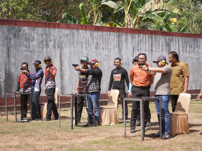 Wakil Bupati Gowa Darmawangsyah Muin menghadiri sekaligus mengikuti eksibisi menembak yang digelar Kepolisian Resor Kota (Polresta) Gowa di Lapangan Tembak Endra Dharmalaksana, Mako Polsek Parangloe, Selasa (6/10/2026). @Jejakfakta/dok. Humas Pemkab Gowa