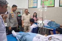 Gerak Cepat Bupati Irwan Tinjau Puluhan Siswa SMAN 4 Lutim yang Diduga Keracunan