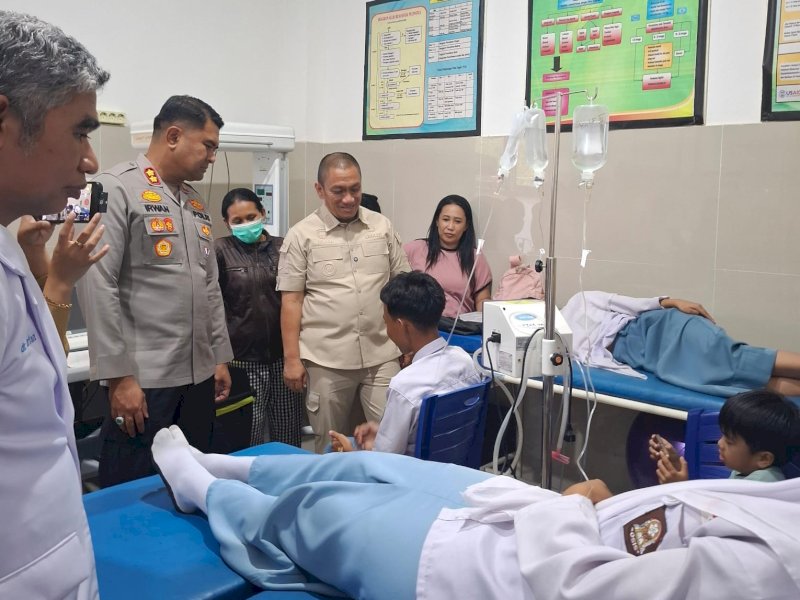 Bupati Luwu Timur, Irwan Bachri Syam, saat mengujungi korban keracunan makanan bazar kelas sekolah di sejumlah Rumah Sakit di Luwu Timur, Senin (5/10/2026). @Jejakfakta/dok. Humas Pemkab Lutim