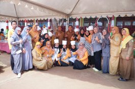 Sukseskan Expo K-UMKM Sulsel, Guru SDN 247 Sorowako Jadi Koki Dadakan di Dapur Sedekah