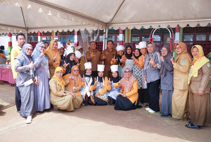Sukseskan Expo K-UMKM Sulsel, Guru SDN 247 Sorowako Jadi Koki Dadakan di Dapur Sedekah