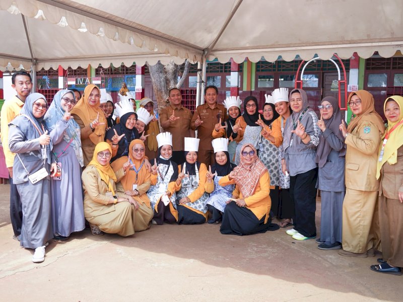 Bupati Luwu Timur Irwan Bachri Syam dan Wakil Bupati Luwu Timur Hj. Puspawati Husler saat berkunjung langsung ke Dapur Sedekah di SDN 252 Nikkel, Senin (6/10/2026).@Jejakfakta/dok. Humas Pemkab Lutim