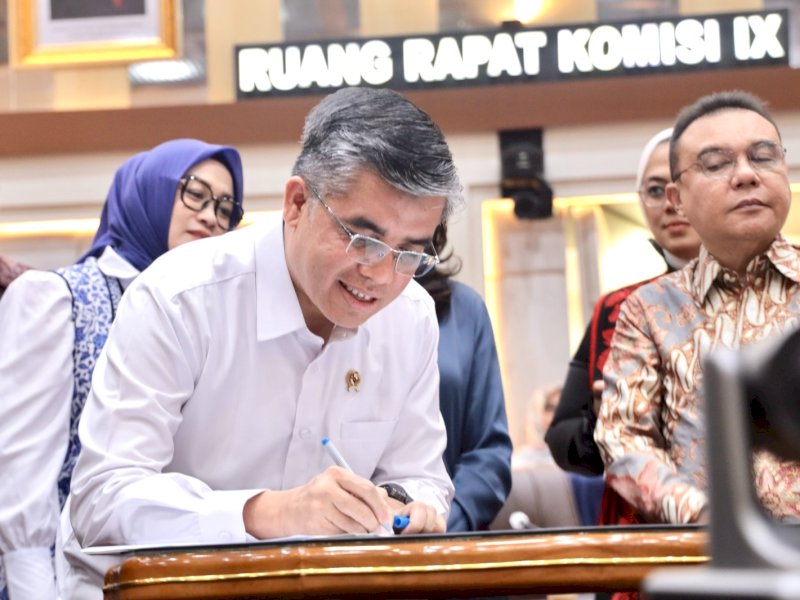 Menteri Ketenagakerjaan (Menaker) Yassierli  menandatangani naskah RUU tentang Pelindungan Ketenagakerjaan. @jejakfaktacom/Dok. Humas Kemnaker