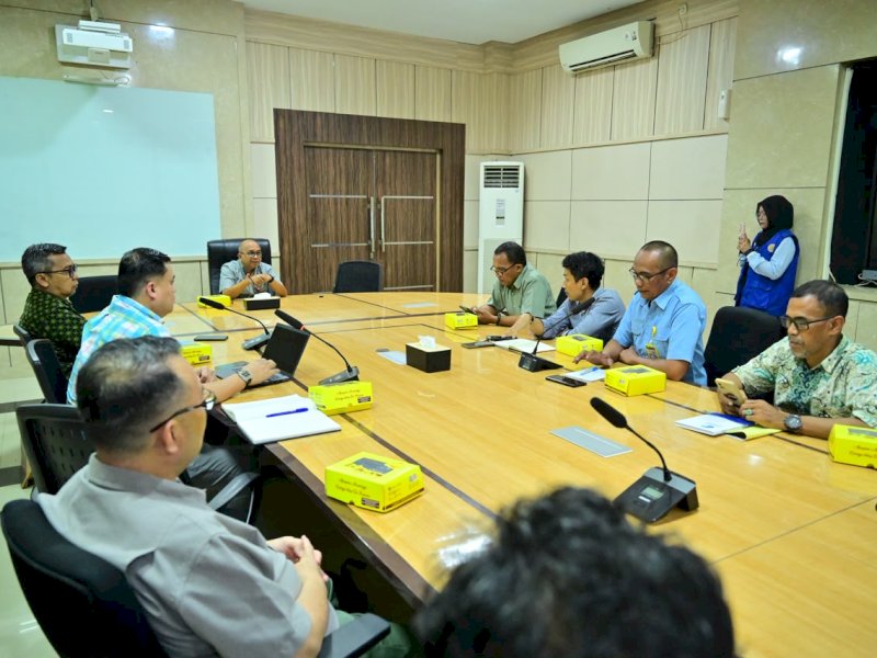 Plt Direktur Umum Perumda Air Minum Kota Makassar, Andi Taufiq Aris, menerima kunjungan rombongan PT Eastern Pearl Flour Mills di ruang rapat direksi Kantor Perumda Air Minum Kota Makassar, Jalan Ratulangi, Makassar, Selasa (6/10/2026). @Jejakfakta/dok. Humas PDAM Makassar
