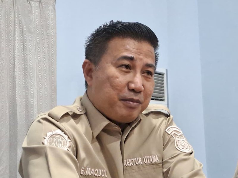 Direktur Utama Perumda Terminal Makassar Metro, Elber Maqbul Amin, saat memberikan keterangan pers, Selasa (6/10/2026). @Jejakfakta/dok. Humas Pemkot Makassar