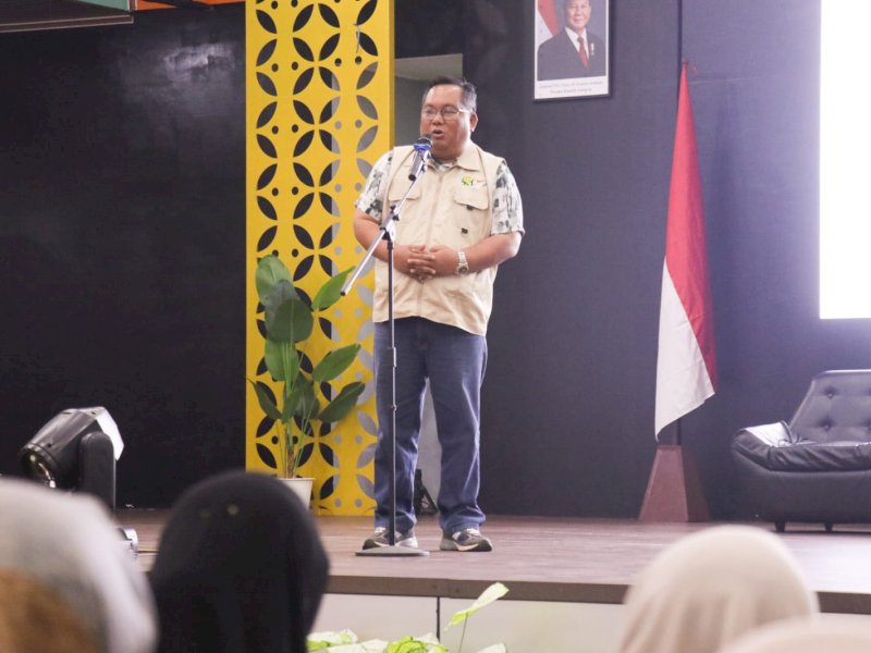 Kepala Dinas Perdagangan, Koperasi, Usaha Kecil Menengah, dan Perindustrian (Disdagkop-UKMP) Kabupaten Luwu Timur, Senfry Oktavianus, turut turun langsung menyambut kedatangan para delegasi. @Jejakfakta/dok. Humas Pemkab Lutim