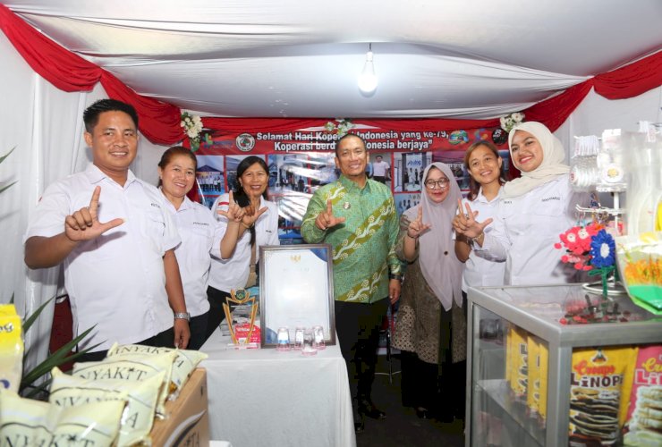Usai Buka Pekan Expo K-UMKM Sulsel, Bupati dan Wabup Lutim Sapa Peserta Pameran