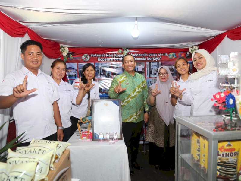 Bupati Luwu Timur, Irwan Bachri Syam, bersama Wakil Bupati Luwu Timur Hj. Puspawati Husler, didampingi jajaran Forkopimda dan Sekretaris Daerah Luwu Timur, mengunjungi stan-stan pameran sekaligus menyapa para peserta Pekan Expo K-UMKM Tahun 2026 di Lapangan Iniaku, Sorowako, Selasa (6/10/2026). @Jejakfakta/dok. Humas Pemkab Lutim