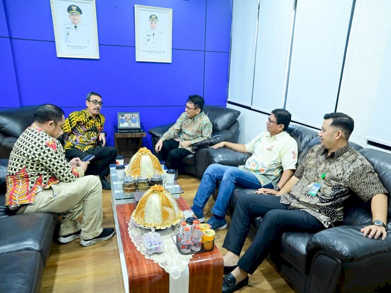 Ketua PWI Sulsel terpilih,  Suwardi Thahir, saat memimpin audiensi dengan jajaran Perumda Air Minum Kota Makassar di Kantor Perumda Air Minum Kota Makassar, Jalan Ratulangi, Kamis (8/10/2026). @Jejakfakta/dok. Humas PDAM Makassar
