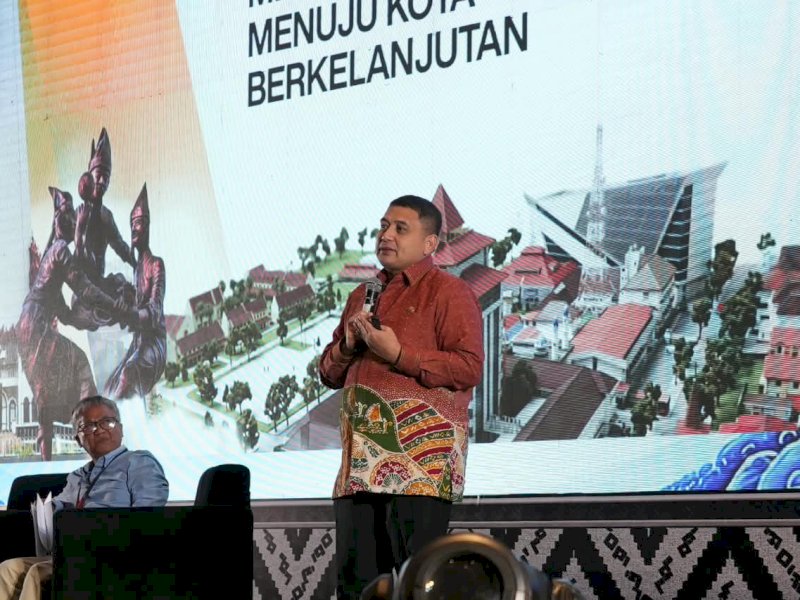 Wali Kota Makassar, Munafri Arifuddin, saat menjadi pembicara dalam forum diskusi panel "Inclusive and Sustainable Leadership: People, Planet and Long-Term Values" pada Makassar Leadership Summit 2026 di Sandeq Ballroom Claro Hotel, Kamis (8/10/2026). @Jejakfakta/dok. Humas Pemkot Makassar